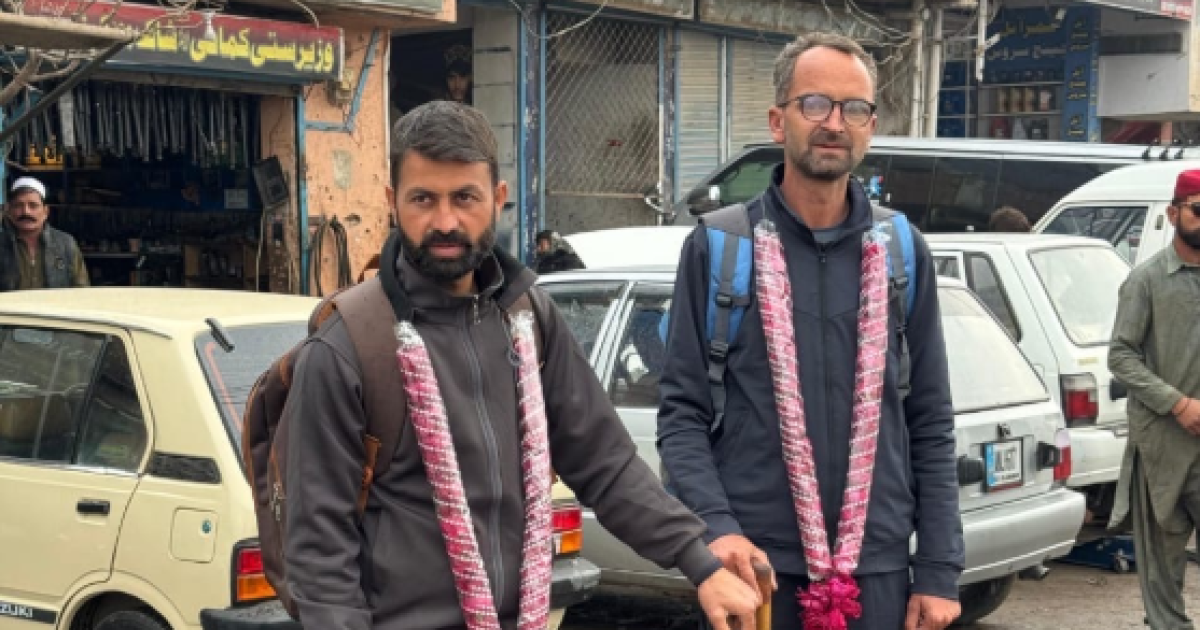 غزہ، کشمیر میں امن کے لیے دو کشمیری اساتذہ کا لاہور تک پیدل مارچ