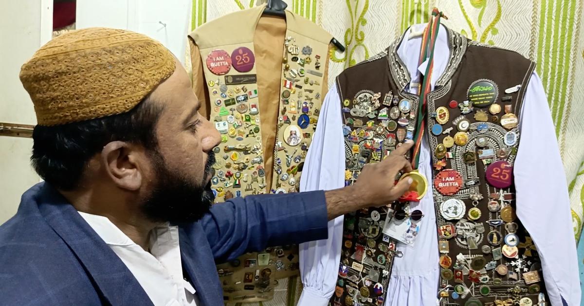 کوئٹہ کے ہوٹل دربان کی واسکٹ پر بیجز کی شکل میں سجی کہانیاں
