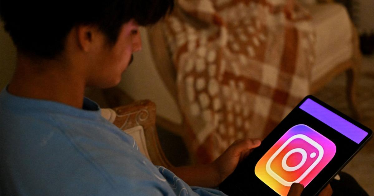 فرانس: 15 سال سے کم عمر بچوں کے سوشل میڈیا استعمال پر پابندی کا قانون منظور