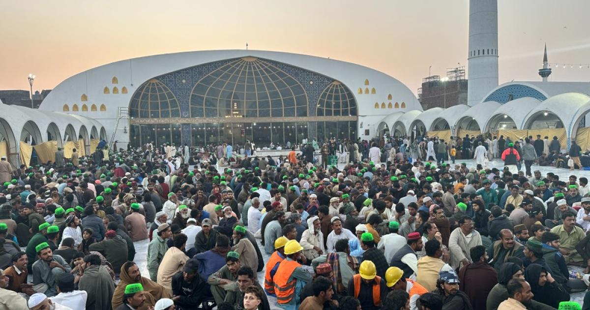 داتا دربار جہاں ’صدیوں سے ہزاروں‘ افراد سحر و افطار کرتے ہیں