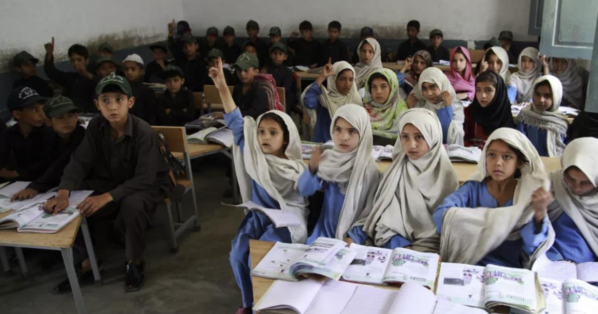 پاکستان میں ’ڈھائی کروڑ بچے سکول سے باہر‘، تعلیم کی فراہمی کا آئینی وعدہ ناکام؟