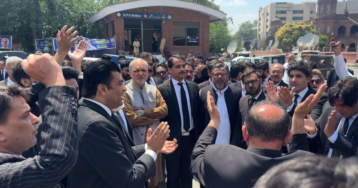 اسلام آباد ہائی کورٹ سے ججوں کے تبادلے پر وکلا کا احتجاج