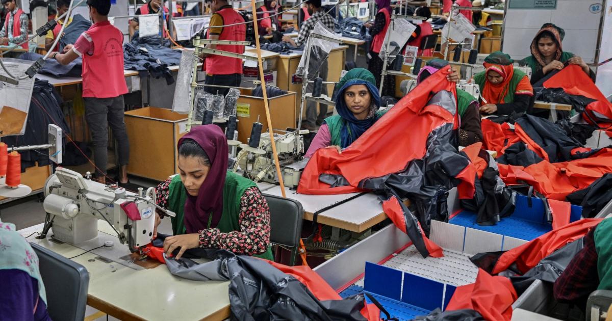ایران جنگ کے باعث بجلی کی قلت: بنگلہ دیشی گارمنٹس کارخانوں میں پنکھے، کولر بند