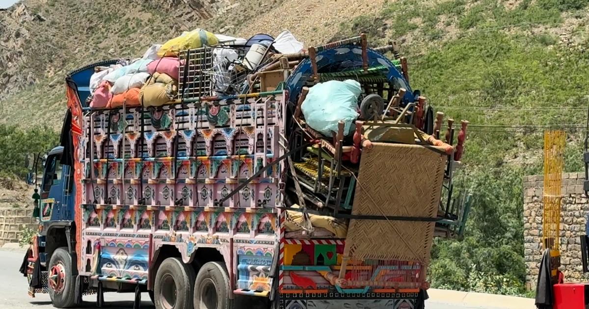 ’پاکستان گاڑیوں کی کلیئرنس میں تیزی لائے:‘ افغان پناہ گزینوں کی عید پر اپیل