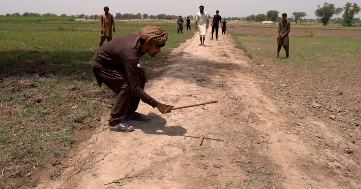 ملتان: گِلی ڈنڈے کے ذریعے بچوں کو موبائل سے دور کرنے کی کوشش