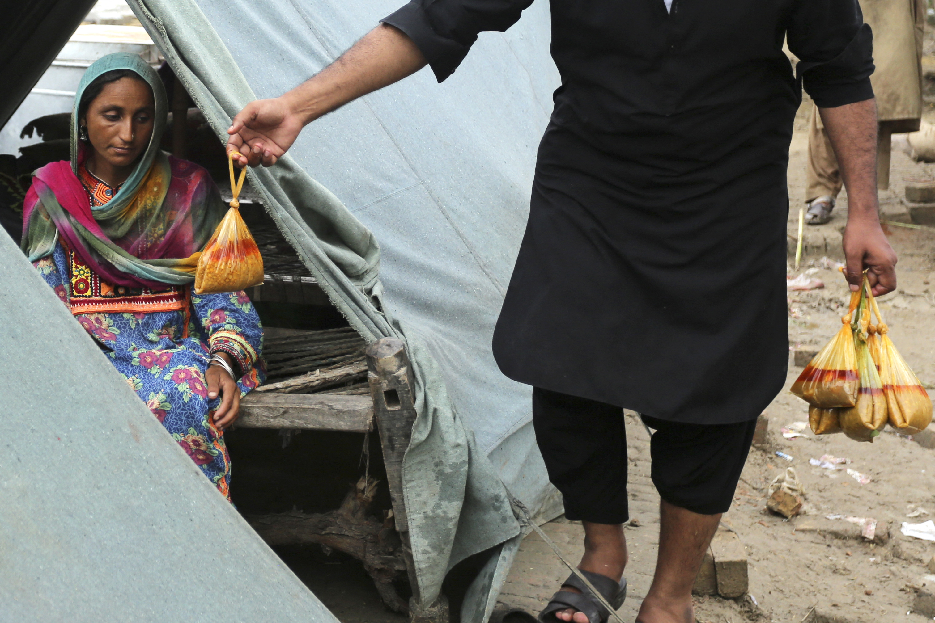 Rajanpur Flood effectives Women .jpg