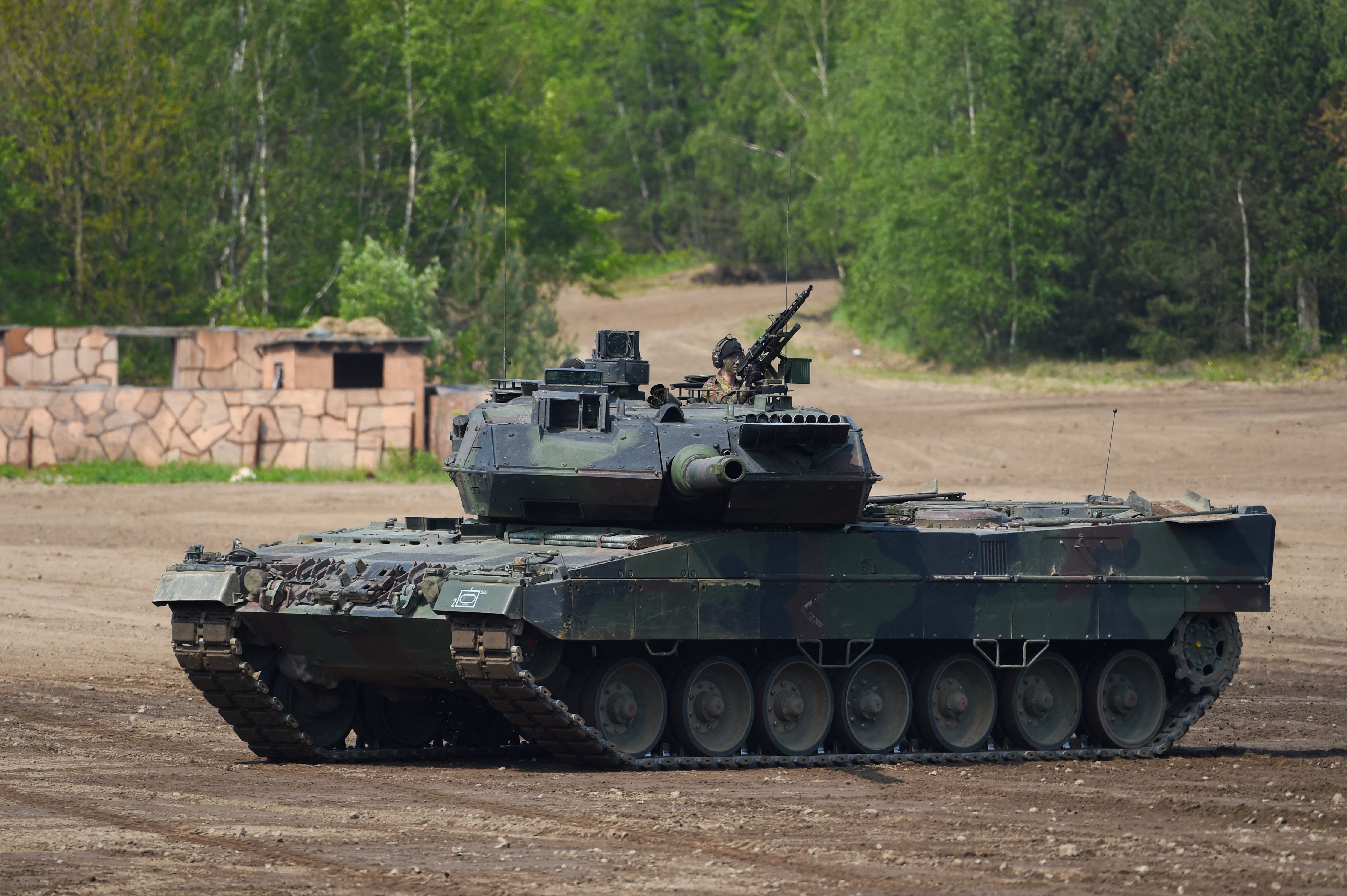 leopard2tank.jpg