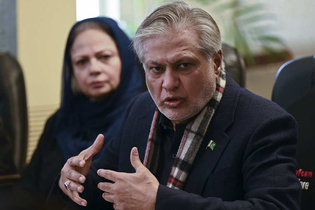 Ishaq Dar.jpg