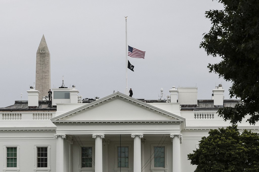 WhiteHouse_halfmast.jpg