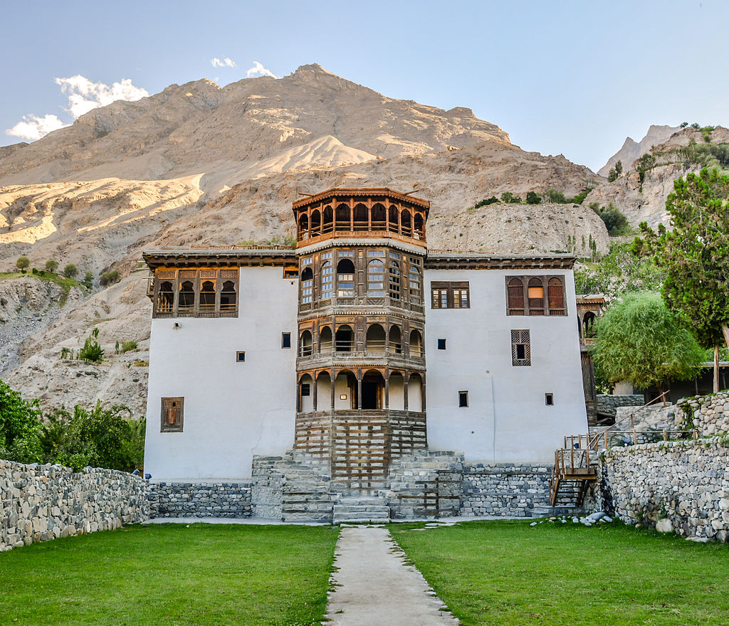 1024px-View_of_main_entrance_of_Khaplu_Palace.jpg