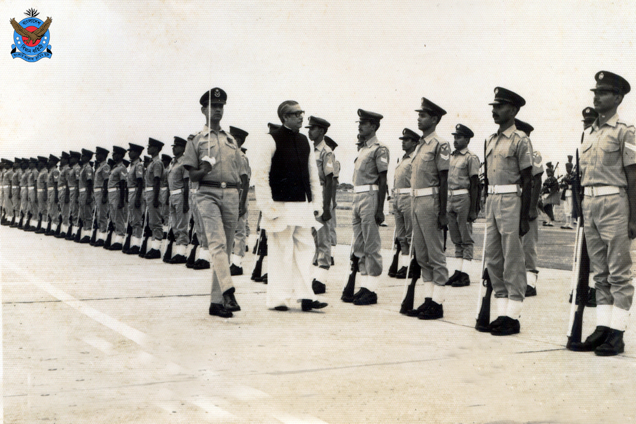 Sheikh Mujib ur Rahman with Bangladesh Air Force.png