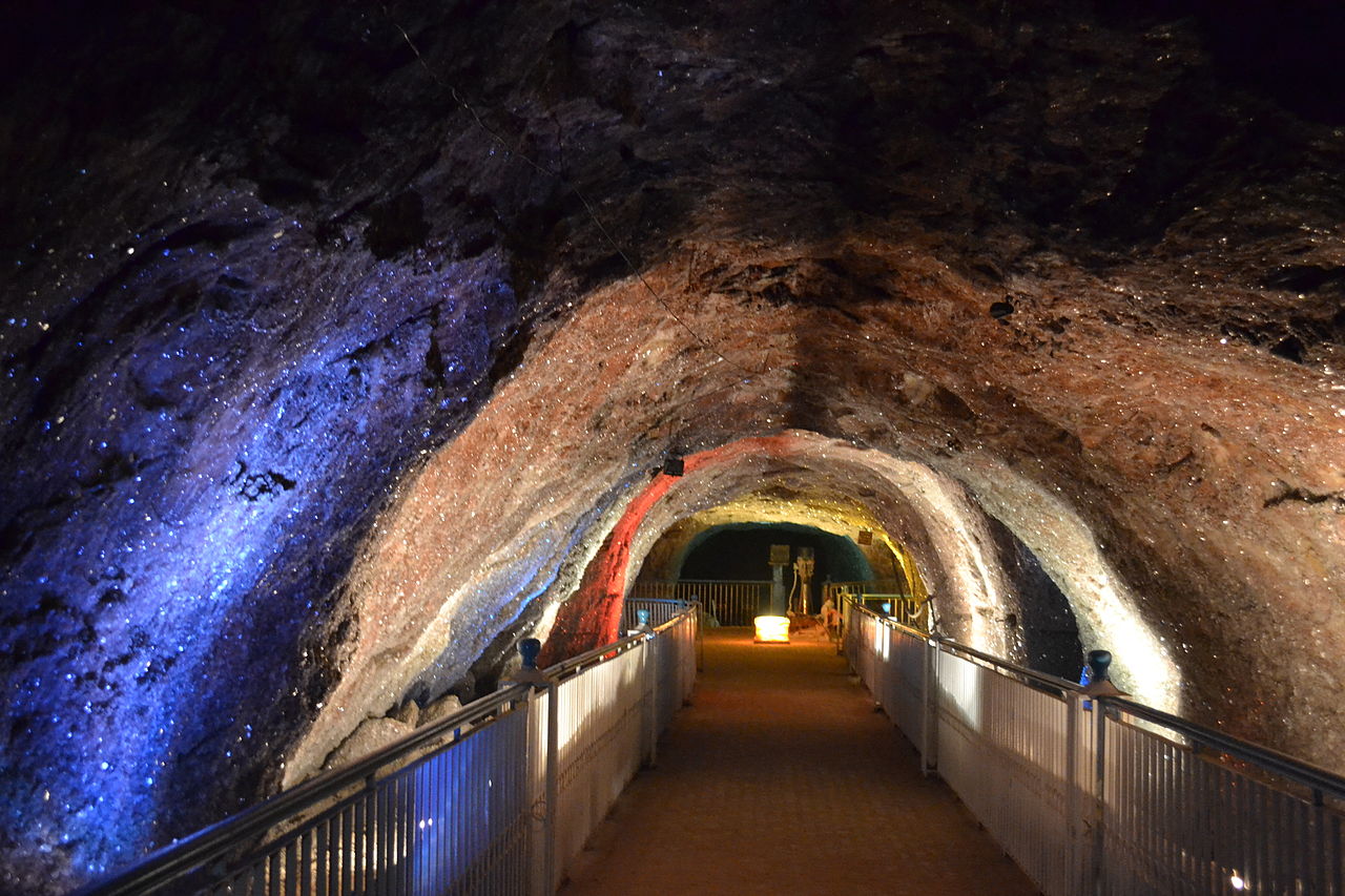 1280px-Khewra_Salt_Mine_-_Crystal_Deposits_on_the_mine_walls.jpg