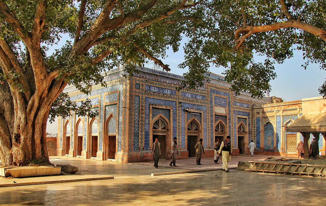 1280px-Mosque_of_Hazrat_Makhdoom_Jahaniyaan,_Uch_Shareef.jpg