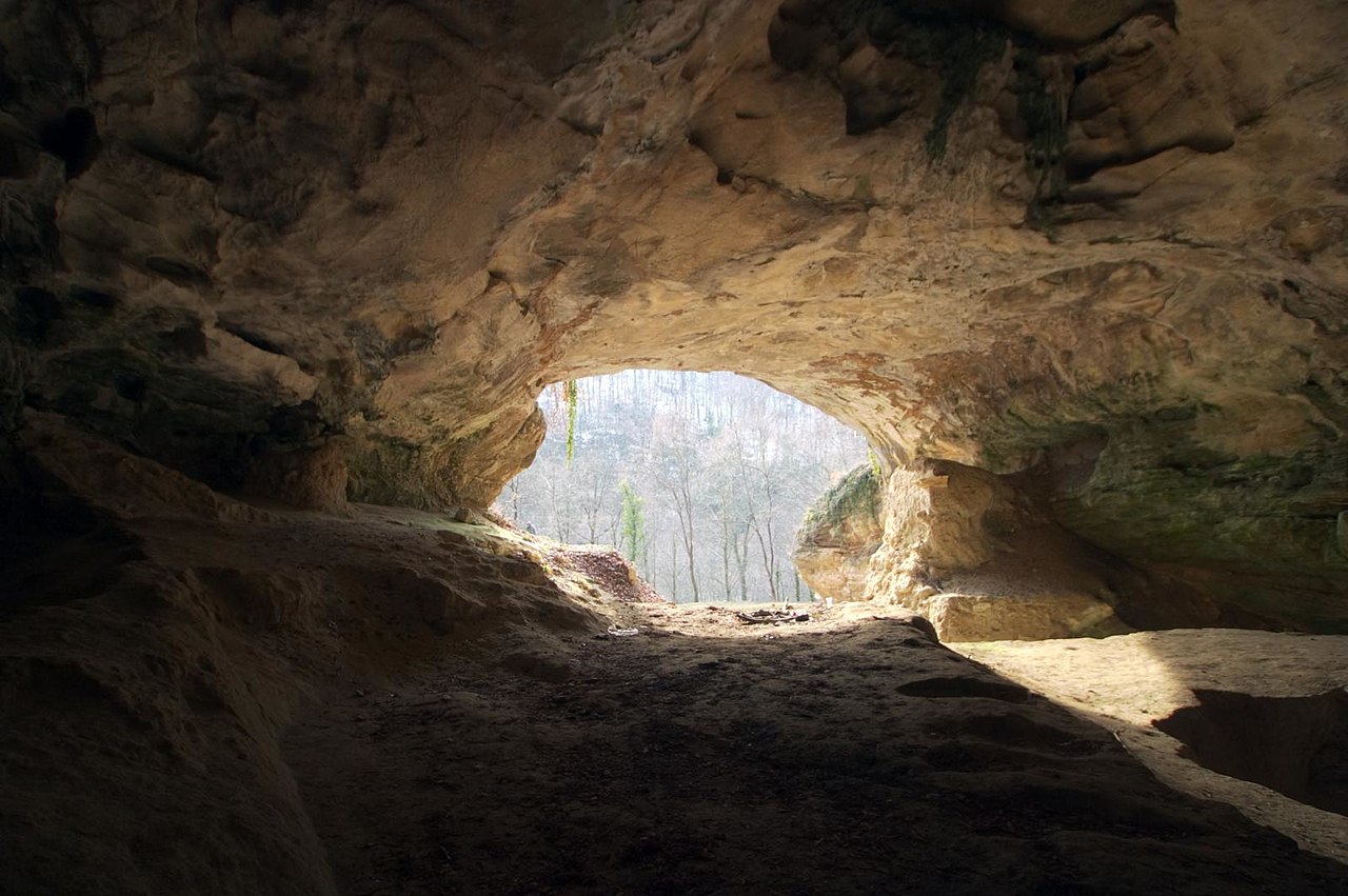 1280px-Vindija_cave.jpg