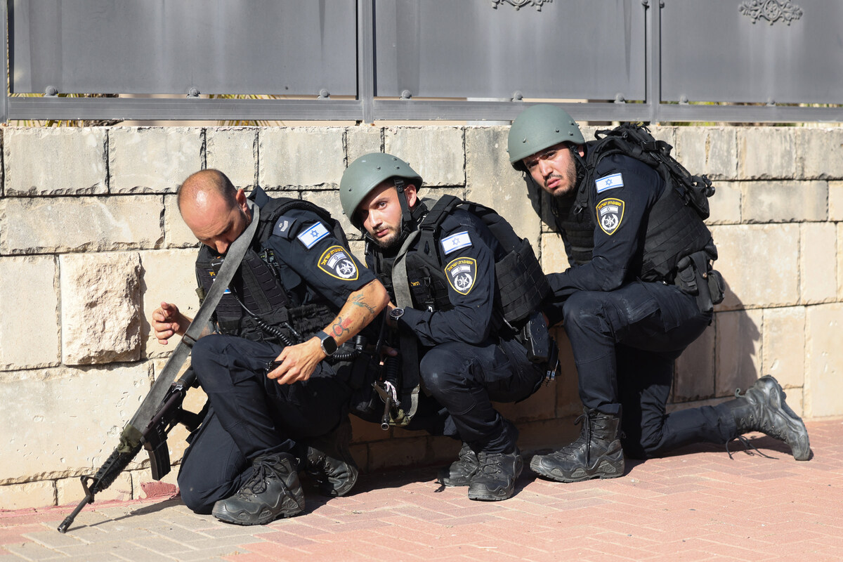 israeli troops take shelter. jpg