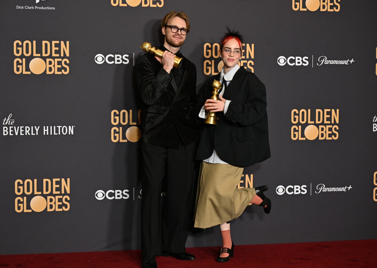  Billie Eilish (R) and Finneas O'Connell 