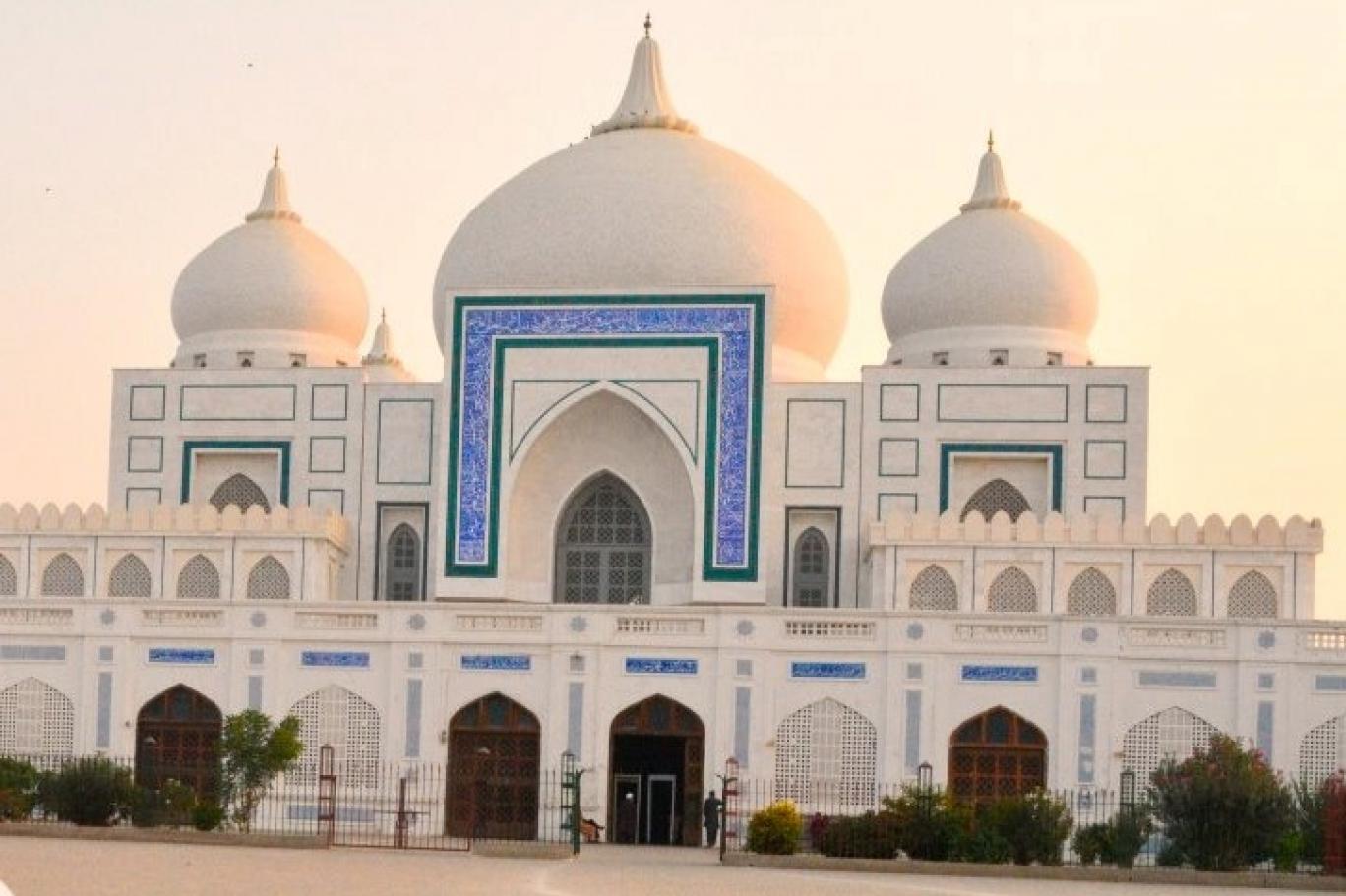 bhutto mausoleum in larkana.jpg