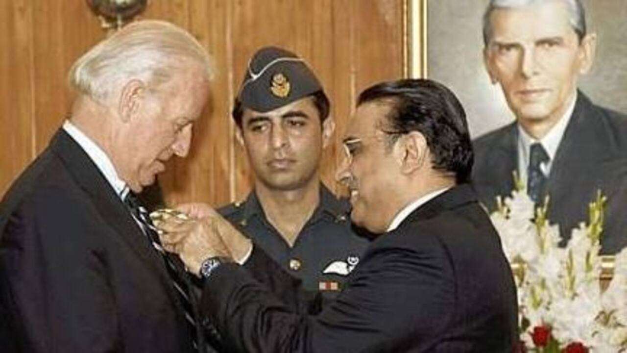 935978-hilal-e-pakistan-joe-biden.jpg