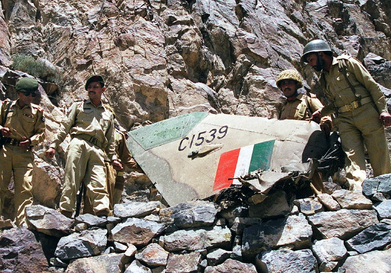 AFP__19990529__SAHK990528560610__v1__Preview__PakistanKashmirWreckage.jpg