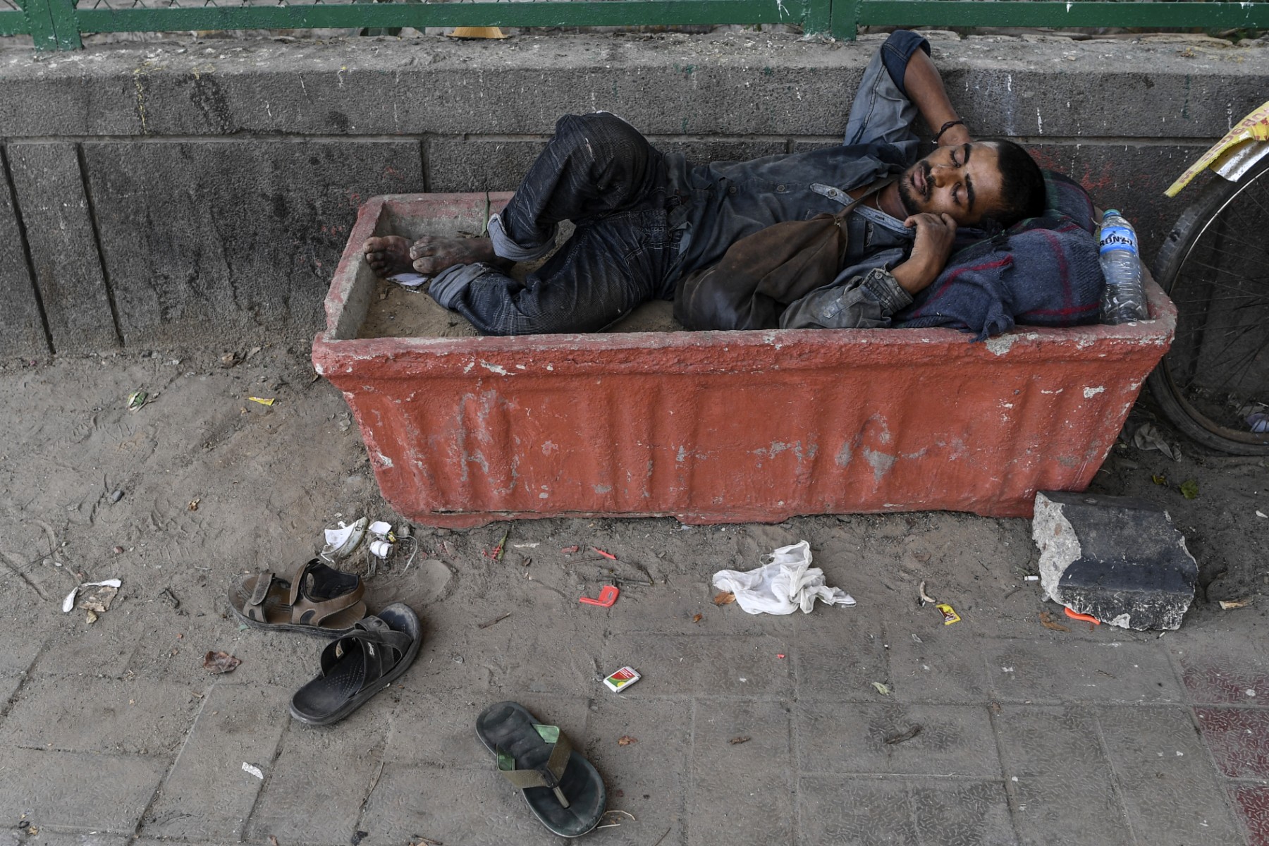 AFP__20200510__1RA5F1__v1__Preview__IndiaSocietyPoverty.jpg