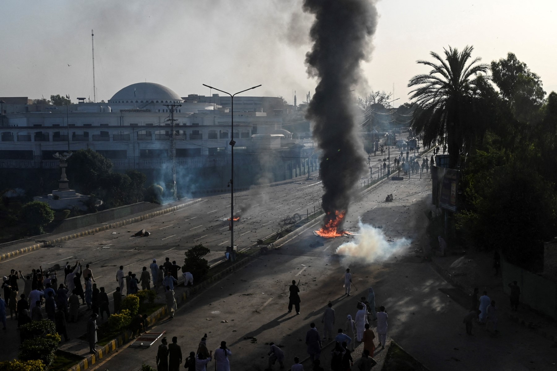 AFP__20230509__33EP9QW__v2__MidRes__TopshotPakistanPoliticsKhanArrestProtest.jpg