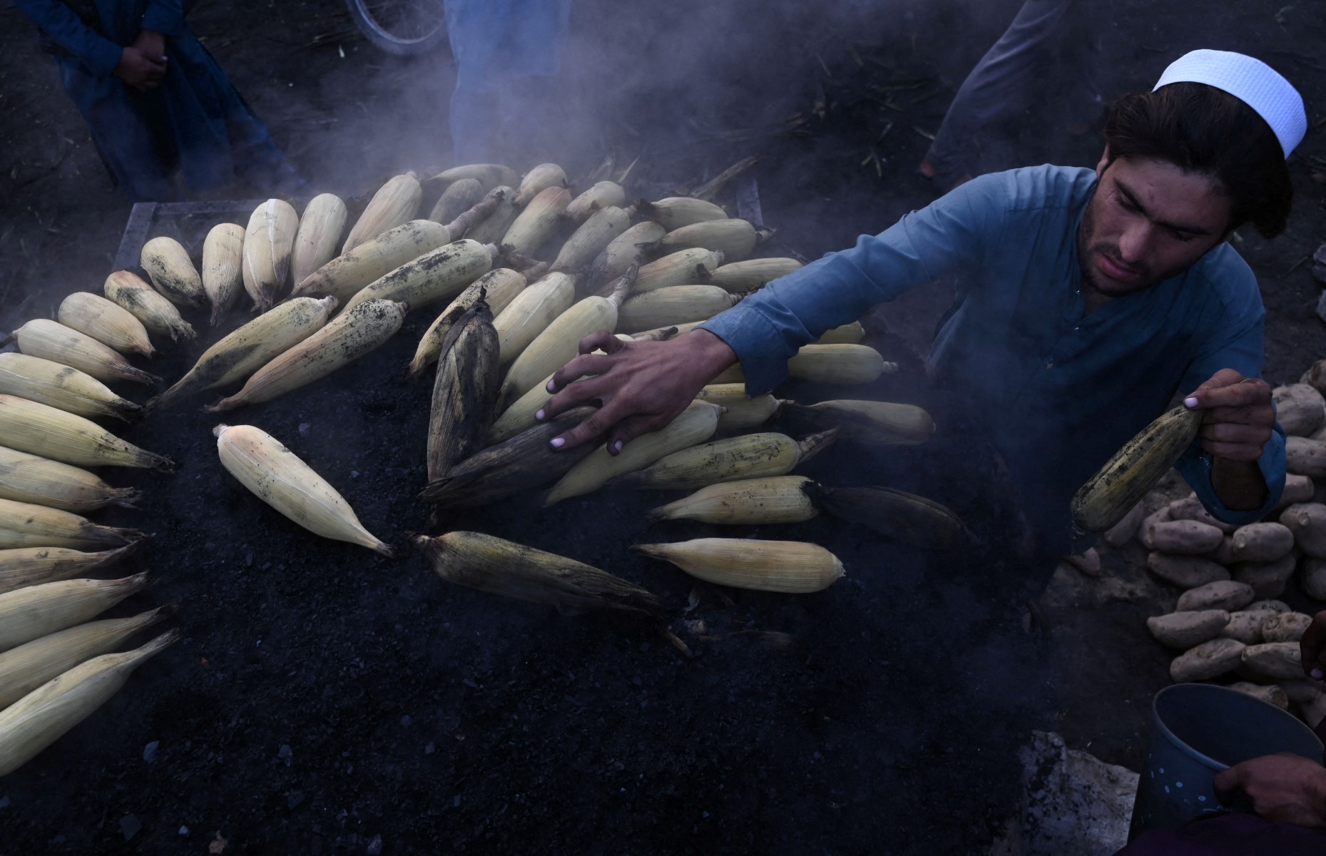 AFP__20231027__33Z9333__v1__MidRes__PakistanEconomyCorn.jpg