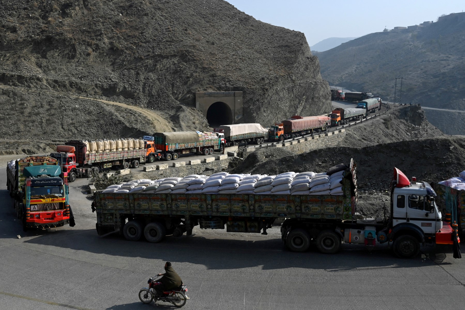 AFP__20240116__34FC3D3__v1__MidRes__PakistanAfghanistanBorderTradeDiplomacy.jpg