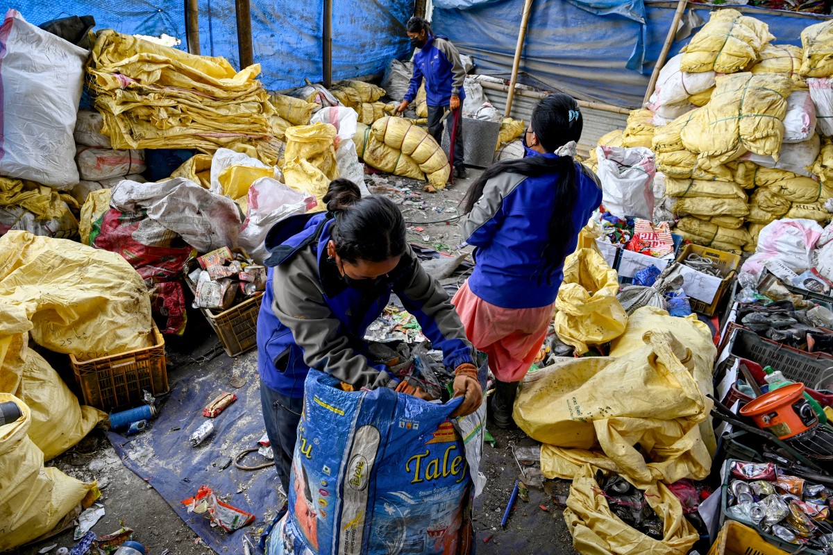 Nepal Mountain Everest.jpg