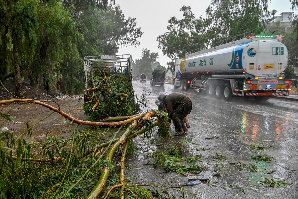 AFP__20250527__48AD7CP__v1__MidRes__PakistanWeatherRain.jpg