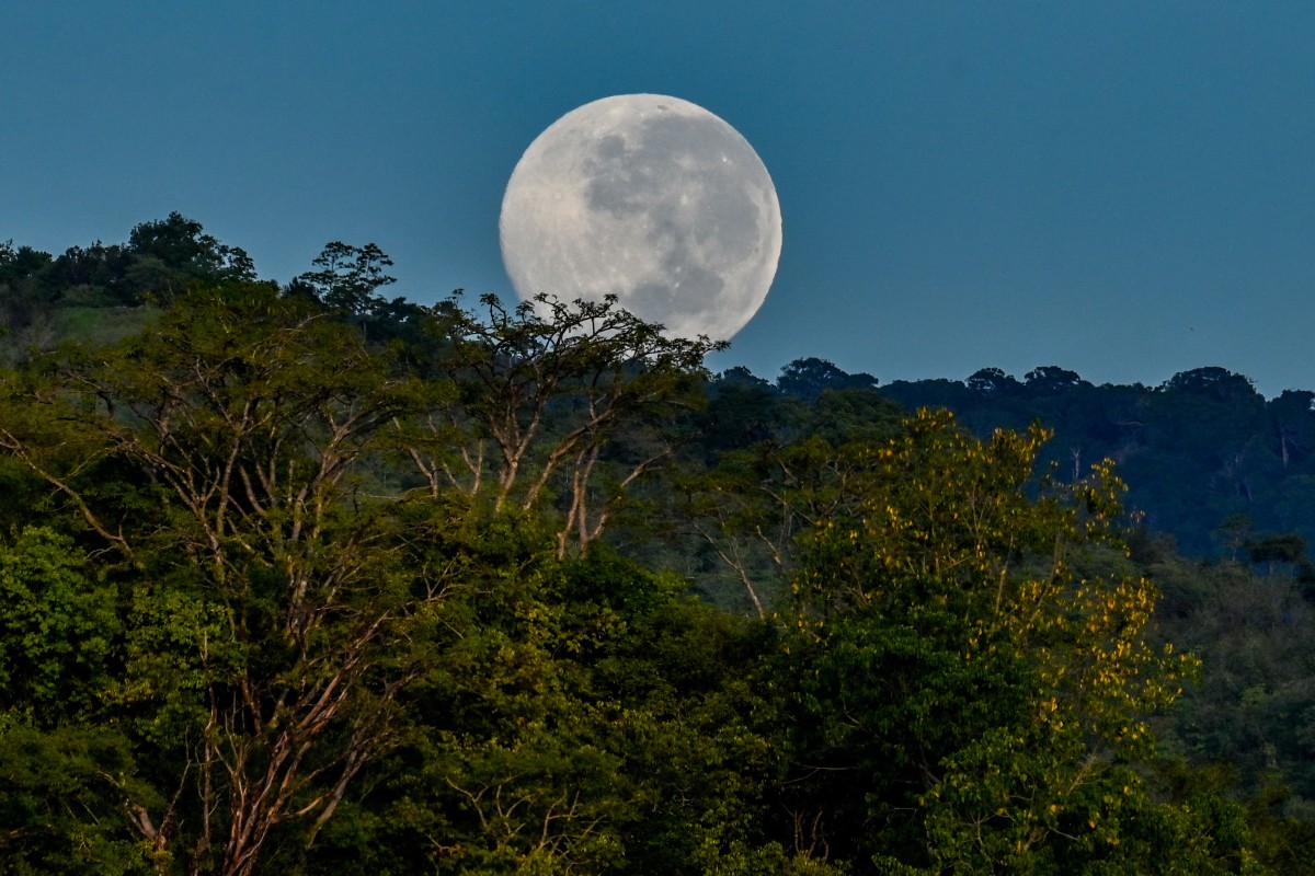 AFP__20251008__78269XM__v1__MidRes__IndonesiaAstronomyMoon.jpg