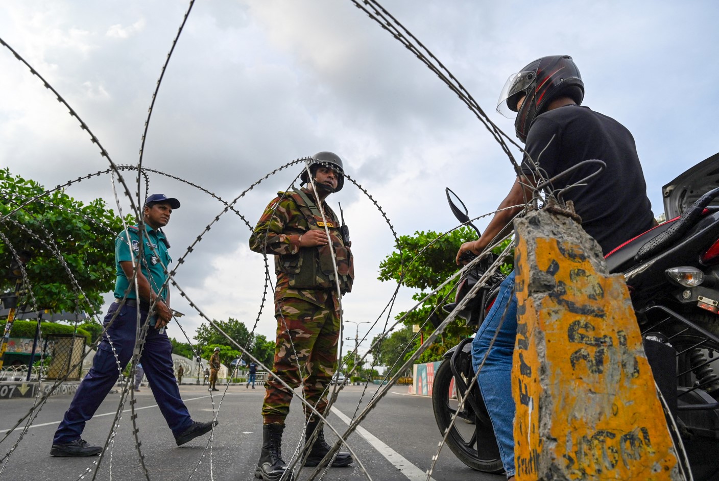 ARMY IN DHAKA.jpg