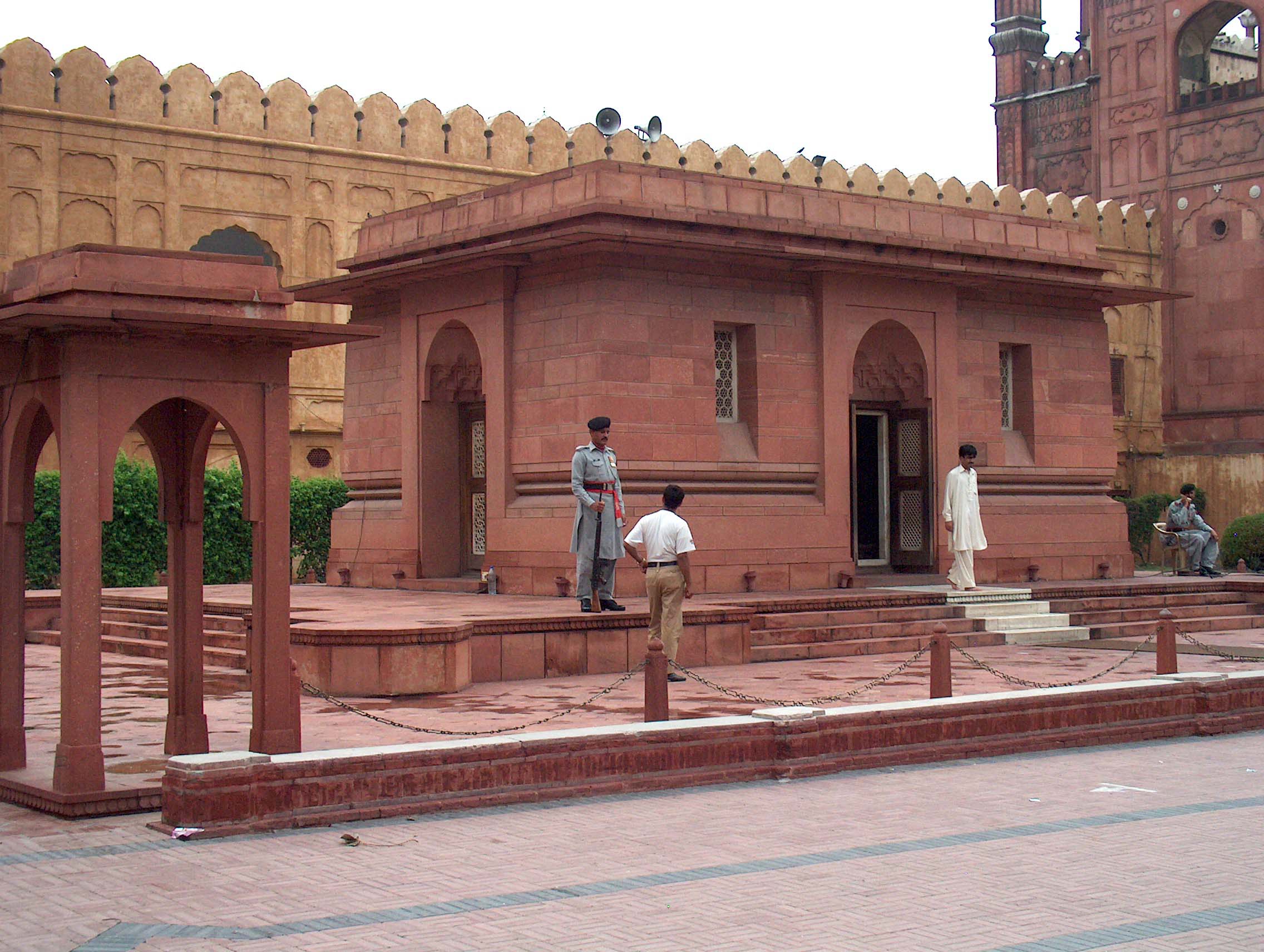 Allama_Iqbals_Tomb_East_&_south_walls_July_1_2005.jpg