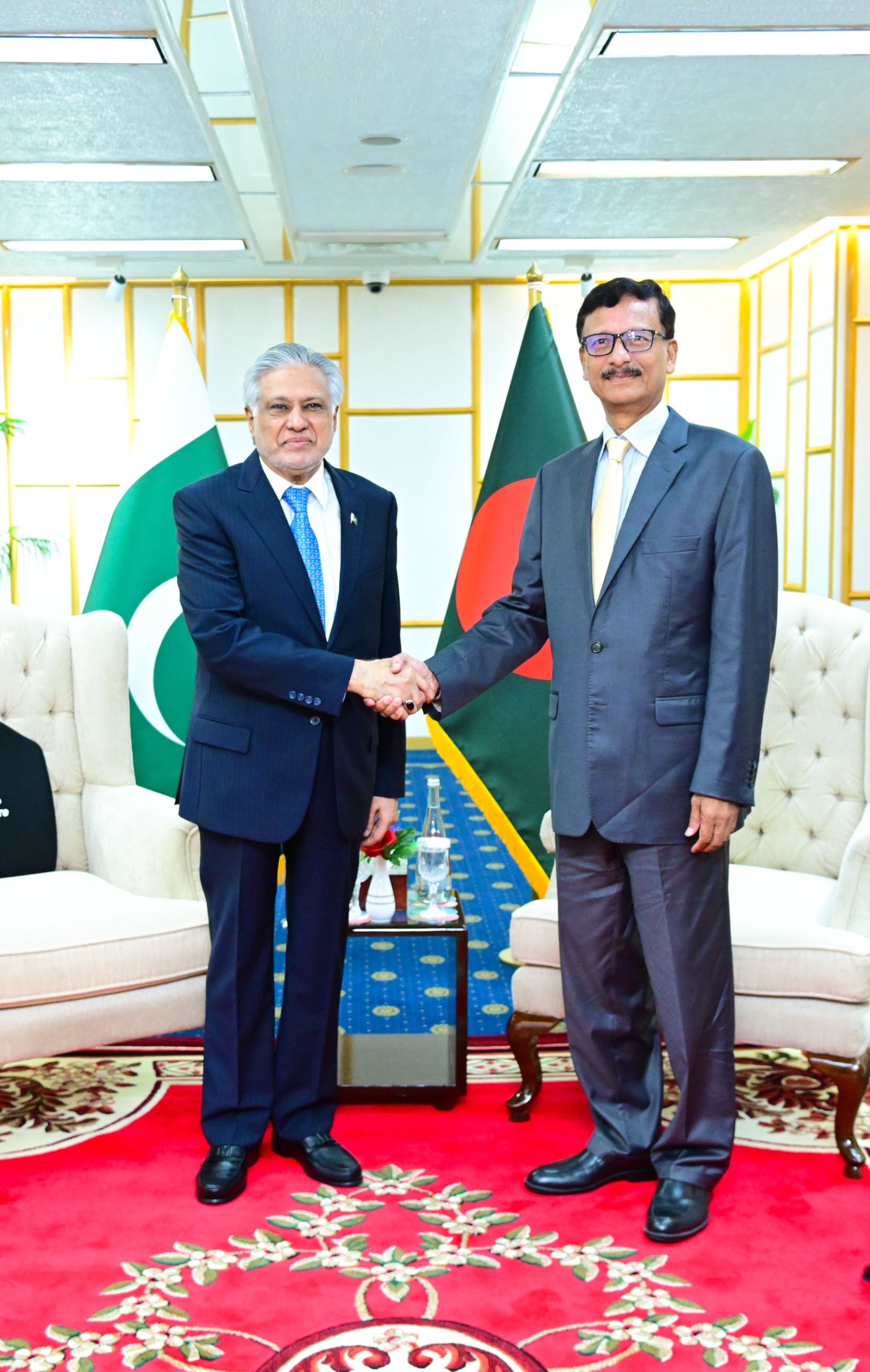 Ishaq Dar in Bangladesh.jpeg