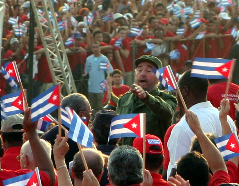 Fidel_Castro_1._Mai_2005_bei_Kundgebung.jpg