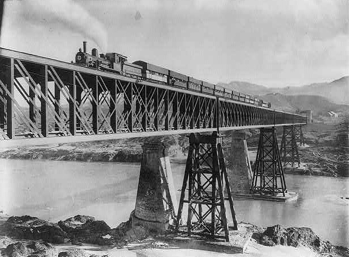 Fortified_Northwestern_Railway_bridge_over_the_Indus_at_Attock_LCCN2004707360-Enhanced.jpg