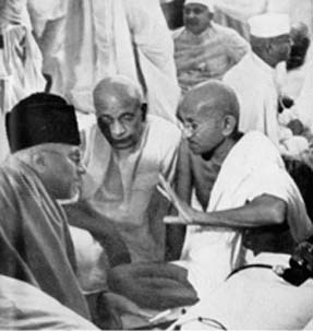 Gandhi,_Patel_and_Maulana_Azad_Sept_1940.jpg