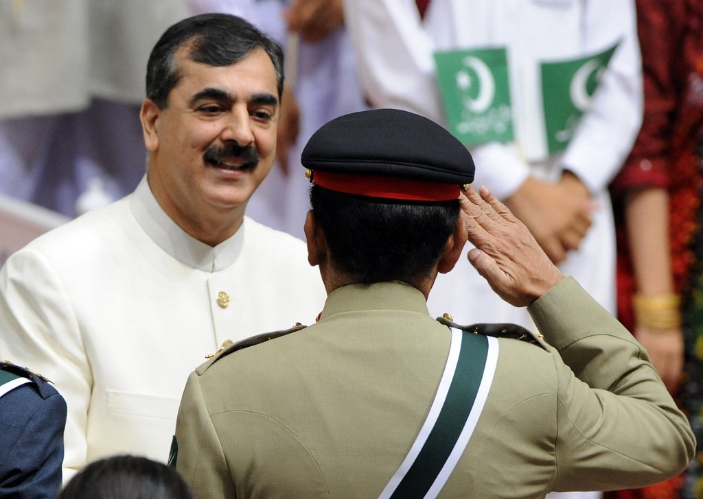 Gilani KAyani Salute.jpg