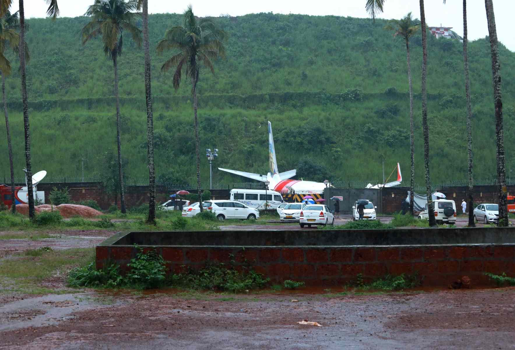 India plane crash 1.jpg
