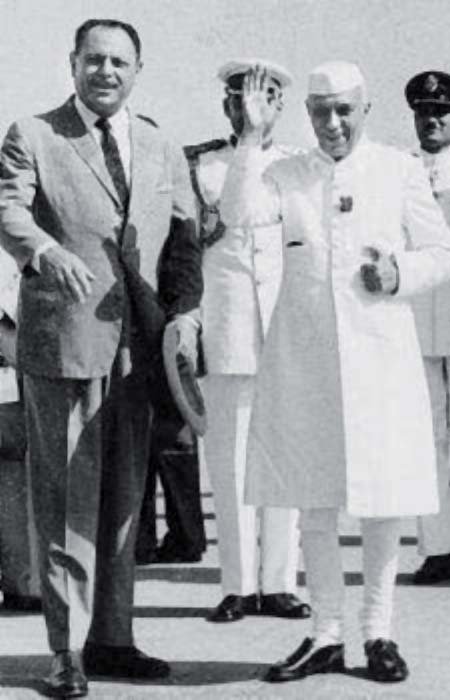 Indian-prime-minister-Jawahar-Lal-Nehru-right-being-received-by-Pakistans-president.png