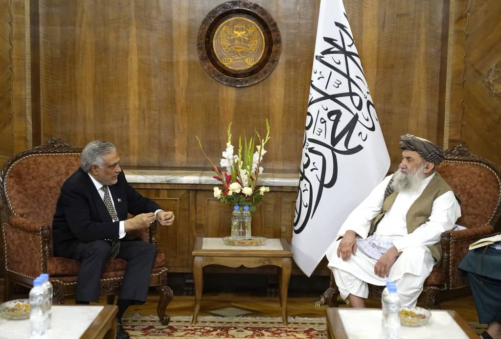 Ishaq Dar Mullah Hassan Akhund.jpg