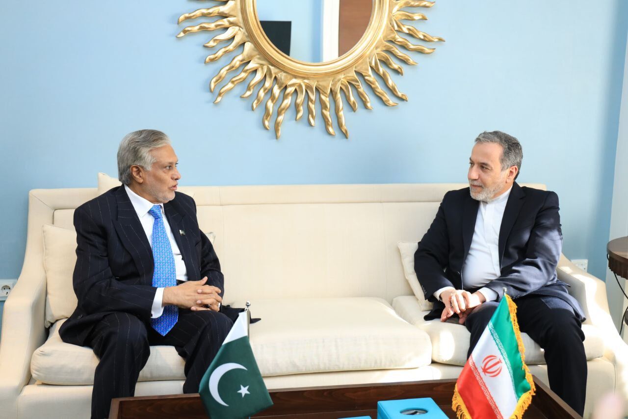 Ishaq Dar and Abbas Araghchi.jpg