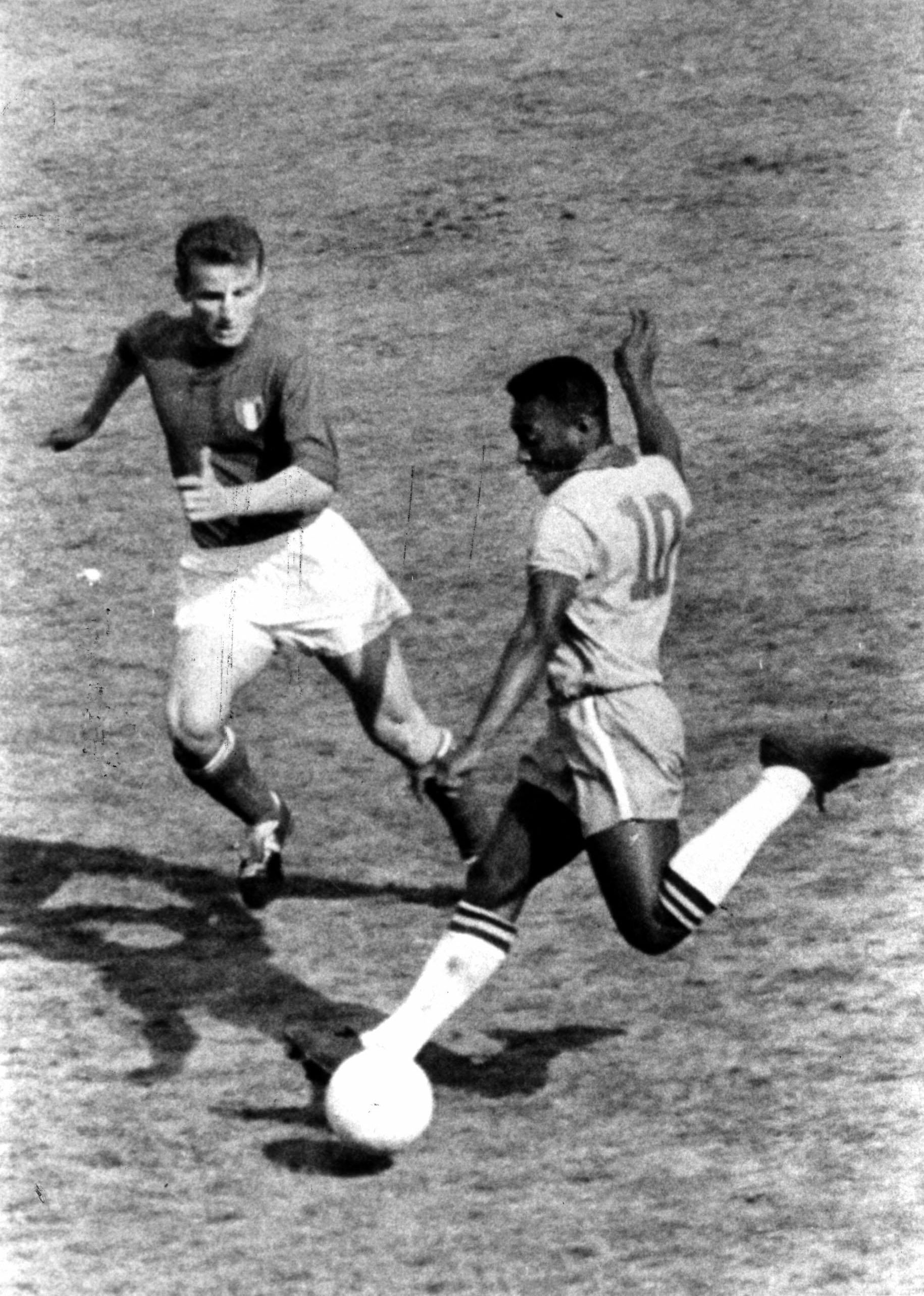 Italy_v_Brazil,_12_May_1963_-_Trapattoni_and_Pelé.jpg