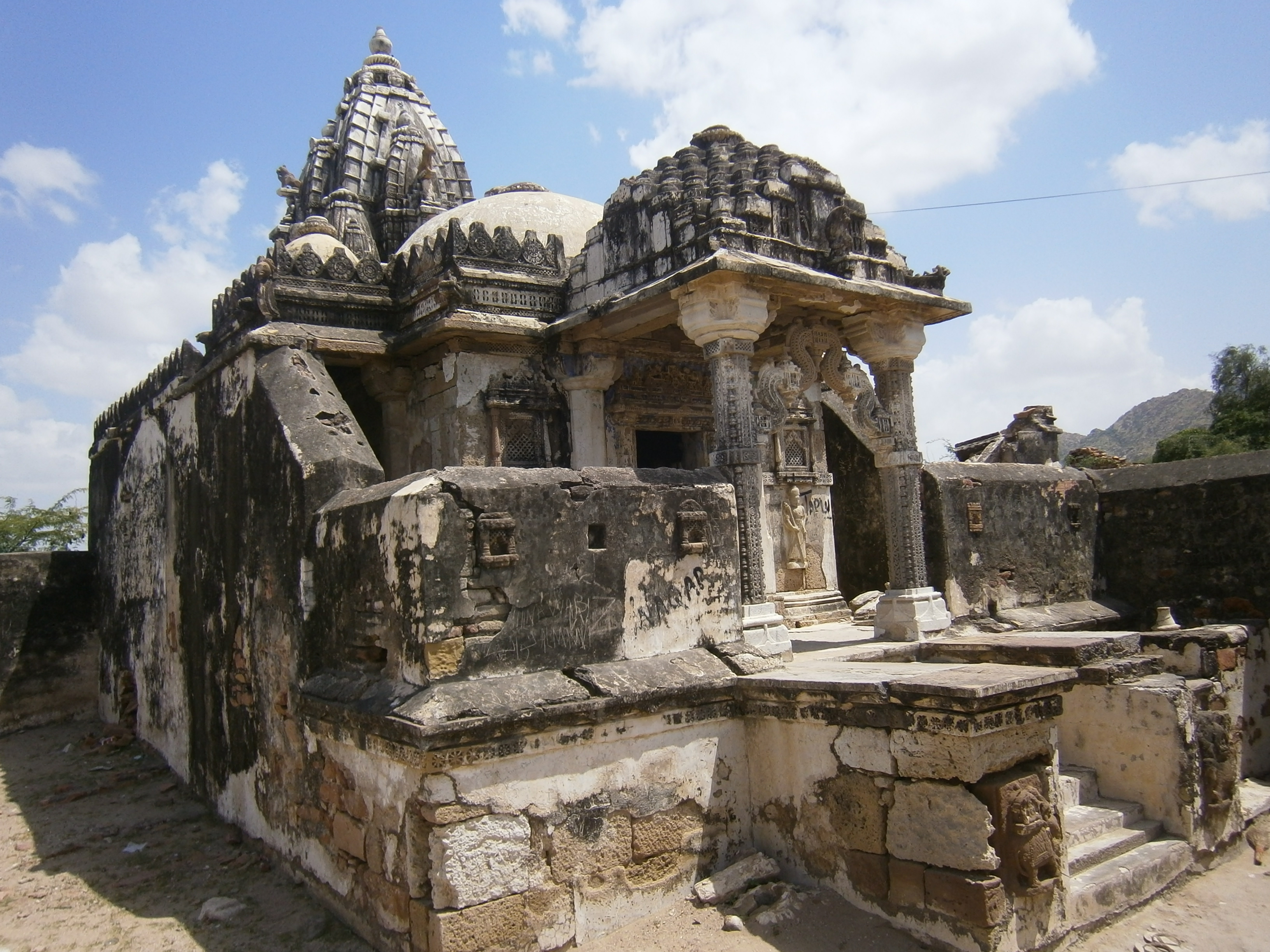 Jain temple Nagarparkar thar.JPG