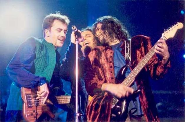 Junoon_Live_at_Channel_V_Awards.jpg