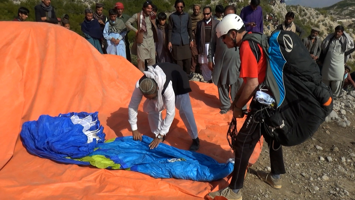 KARAK_PARAGLIDER_SHAUKAT_KHATTAK