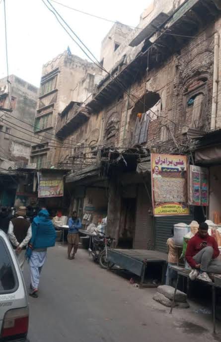 Lahore_Street_old.jpeg
