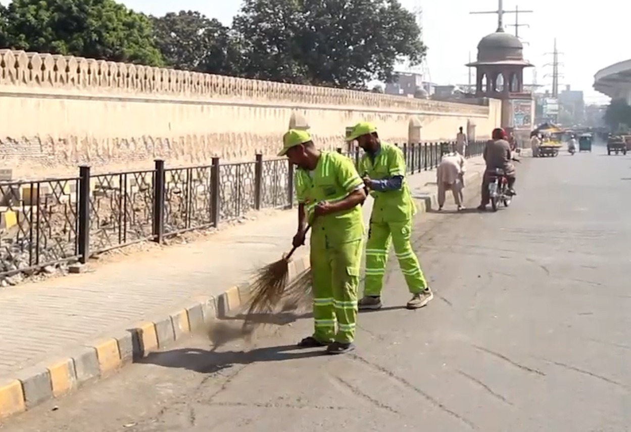 Lahore_sanitary_worker.JPG