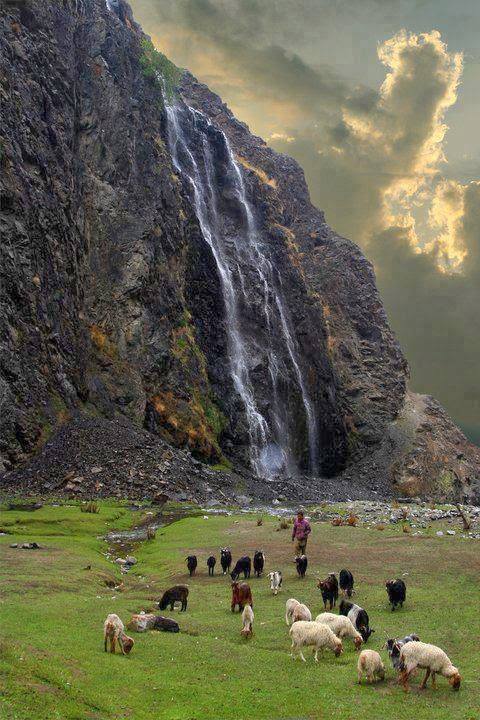 Manthokha-waterfall-kharmang-skardu.jpg