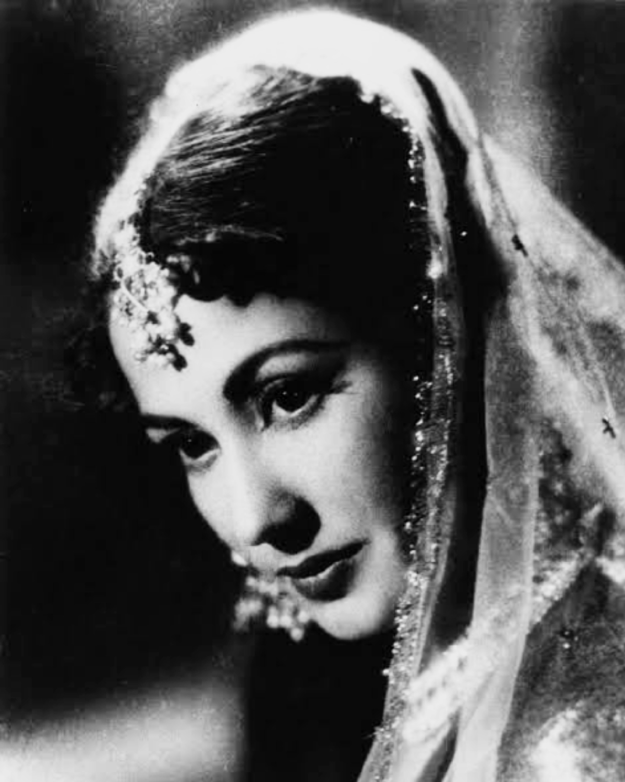 Meena_Kumari_in_Kohinoor.jpg