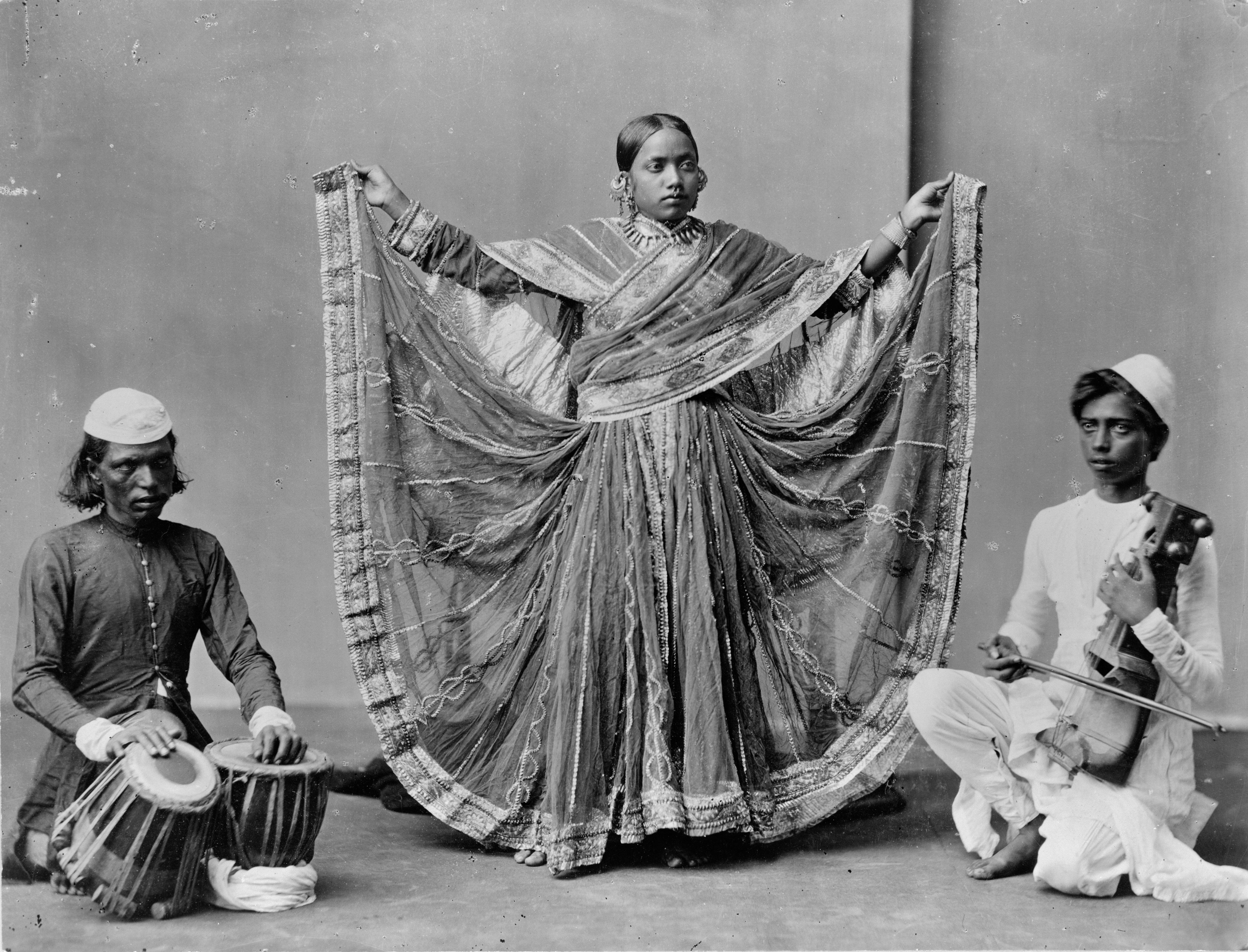 Nautch_girl_dancing_with_musicians_accomp._Calcutta_India_LCCN2001705518.jpg